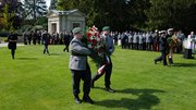 Militärangehörige legen Kränze nieder